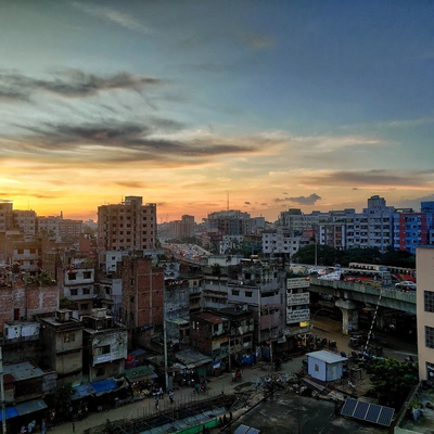 几杯饮品围坐的桌面，呈现好友聚会畅聊的场景