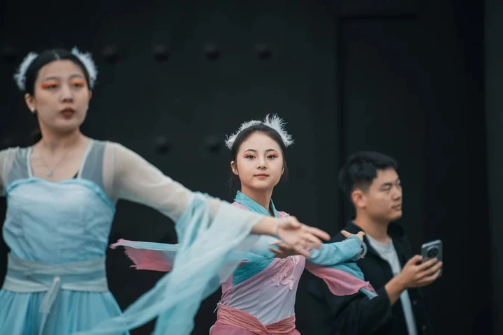 城市街头暖光剪影，呼应周末休闲观影场景的氛围图