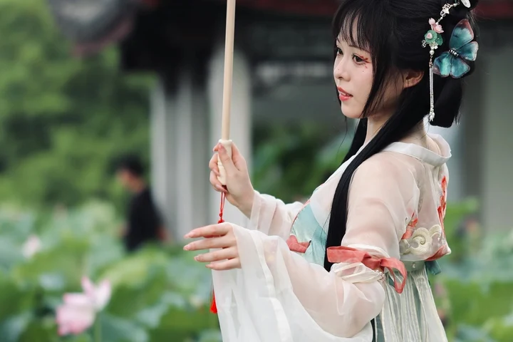 网页端检索与曲谱对照氛围配图