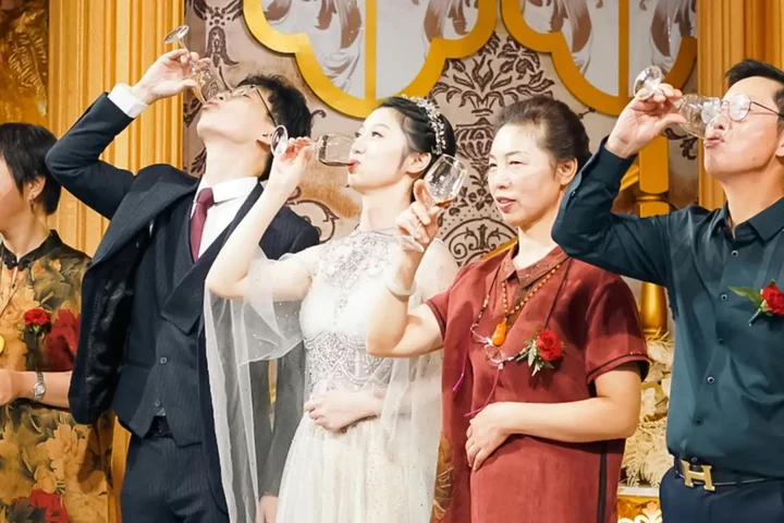 陪衬品牌持续服务介绍的氛围画面