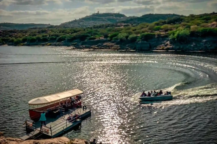 氛围配图：光影交错的街景，衬托平台沉浸观影基调