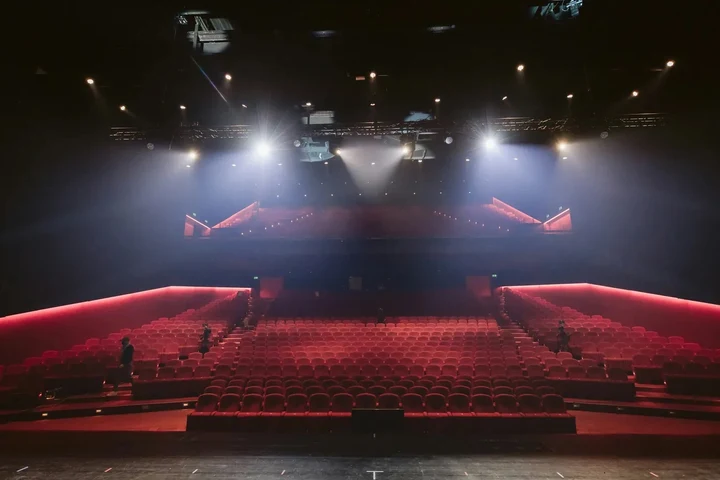 窗边沙发上专注操作平板的场景
