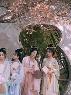 古风衣裙人物在花树下相会，古装故事氛围配图