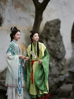 古风衣裙人物在山石旁同行，古装故事氛围配图