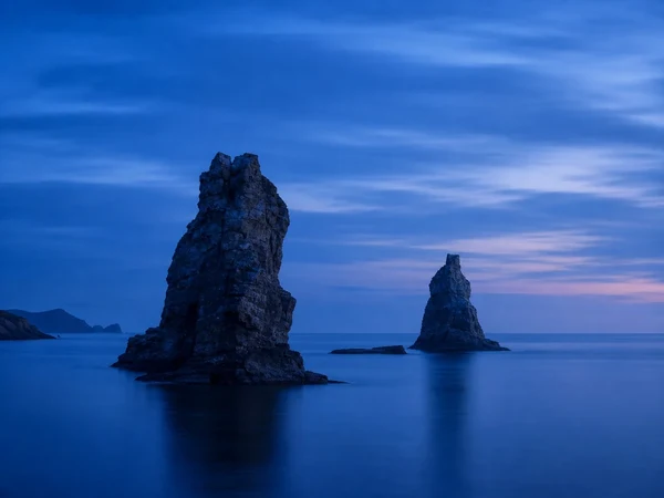 夜晚沙发上放松看剧的示意画面