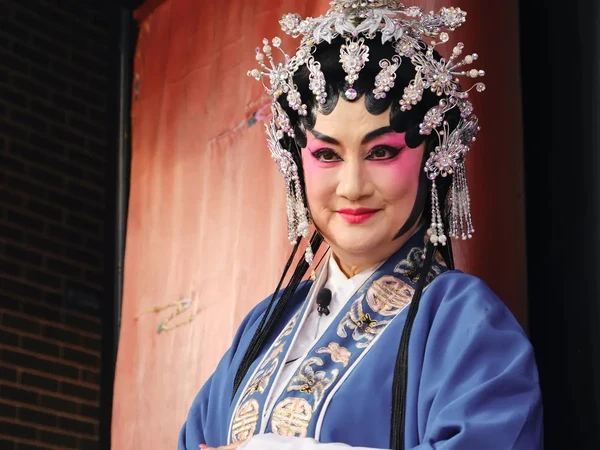 书桌上摊开的笔记本与钢笔,专注梳理资料的场景